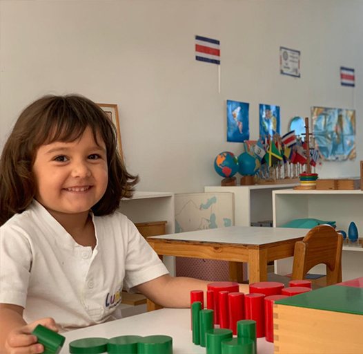 Casa de Niños-3 Niño estudando