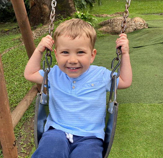  Niño jugando en el jardín
