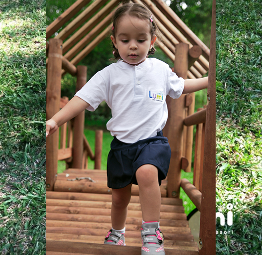 Niña en playground