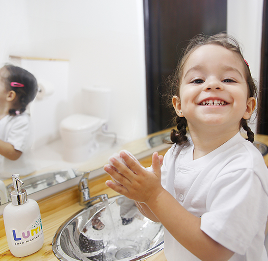 Niña lavando sus manos